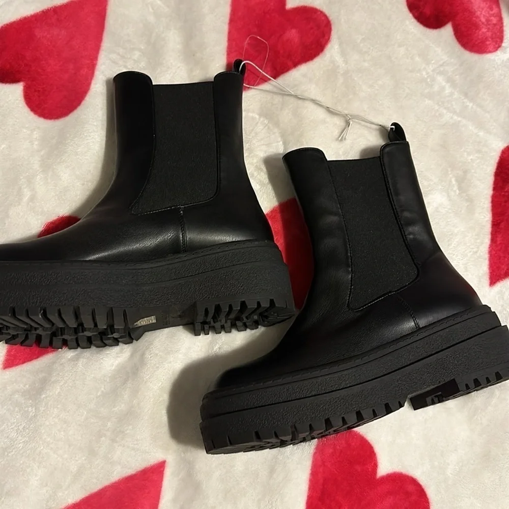 Good American Leather Chelsea Pull On Boot Black Women's